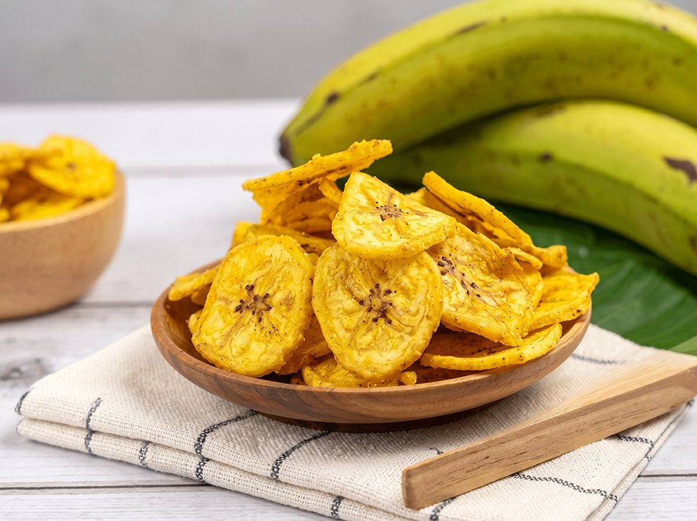 Bowl de chips de plátano con racimo verde