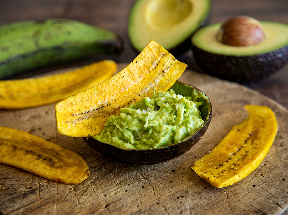 Tiras de plátano frito con guacamole cremoso