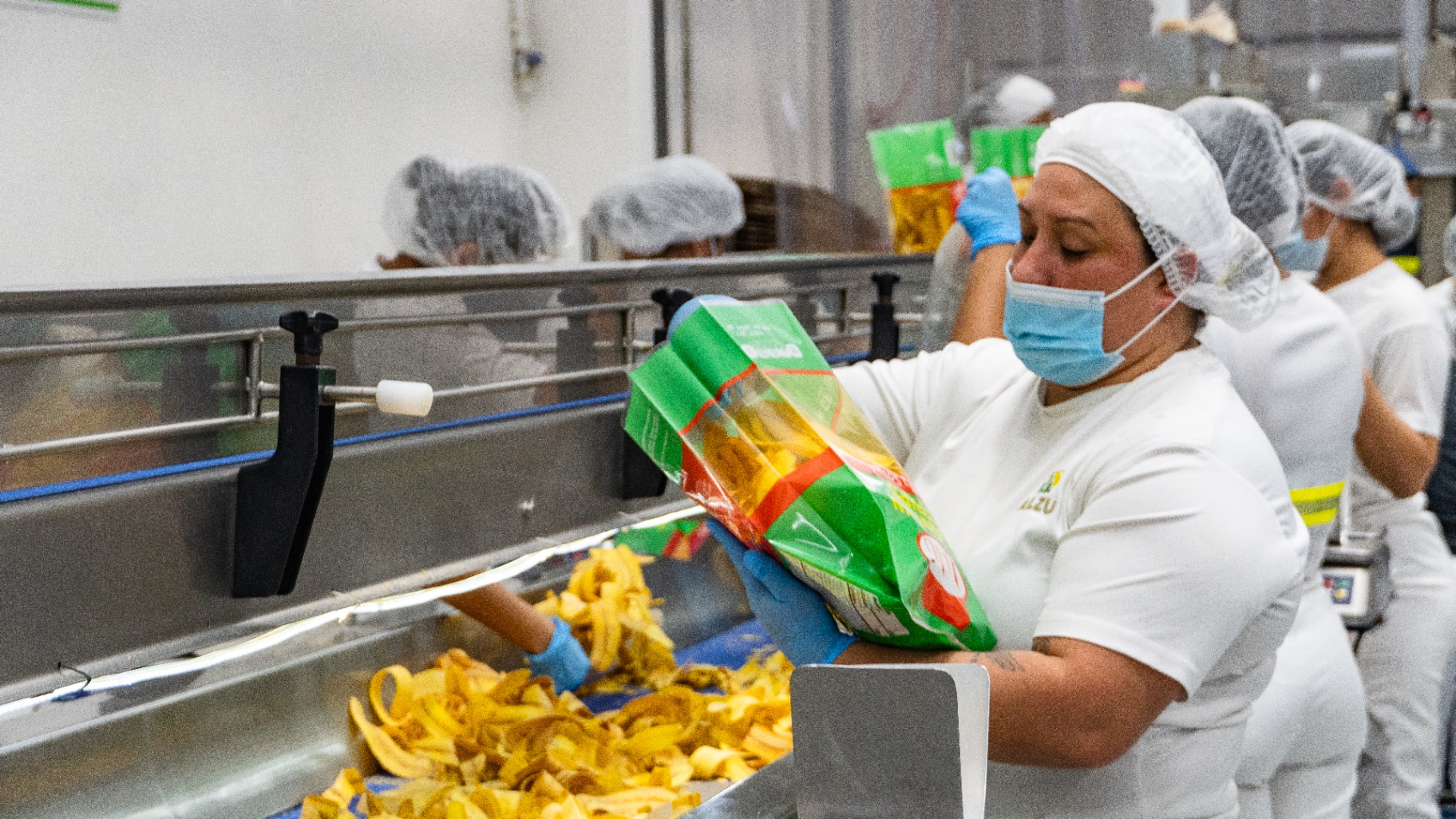 Colaboradora empacando snacks ALZU